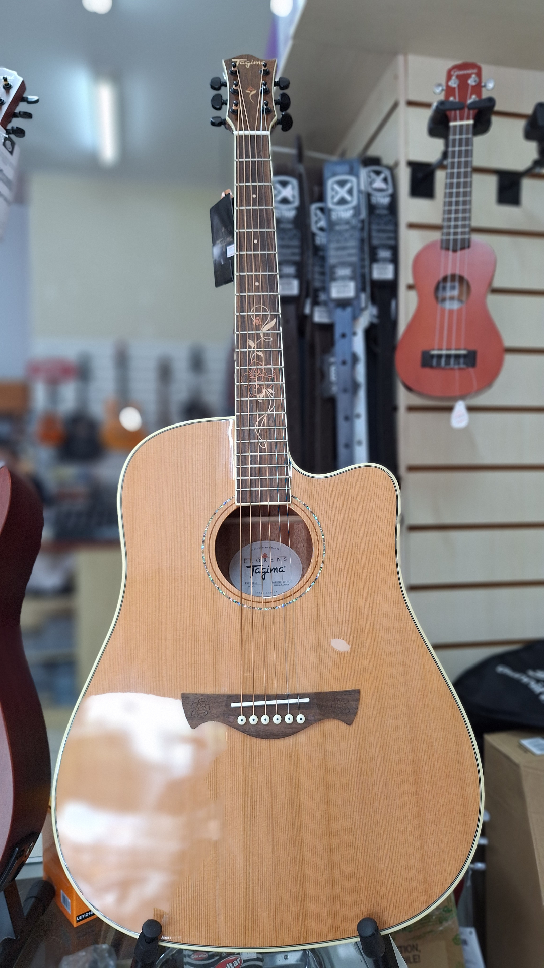 Violão acústico em destaque na loja Edsom Instrumentos Musicais