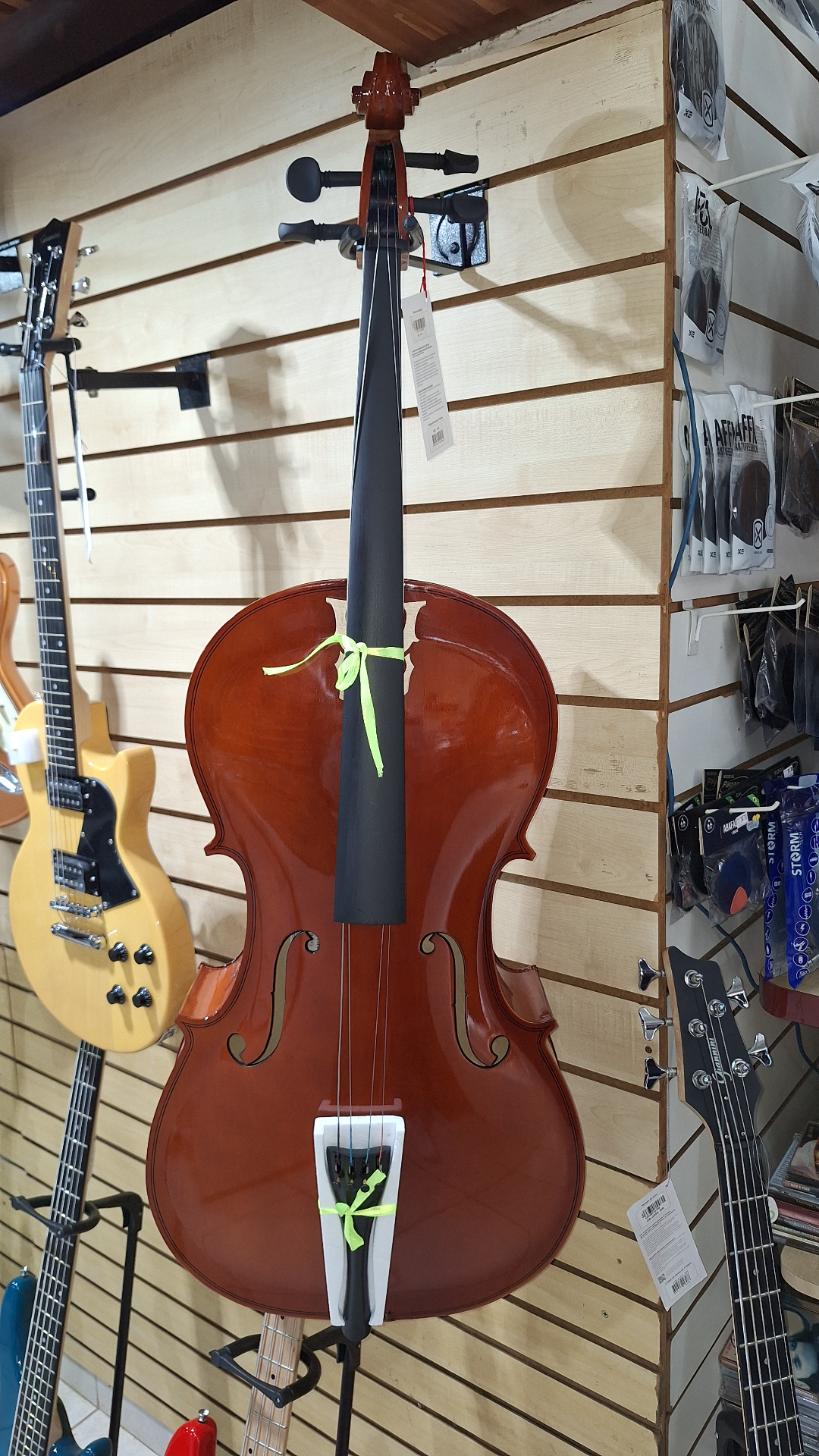Violoncelo em exposição na loja Edsom Instrumentos Musicais
