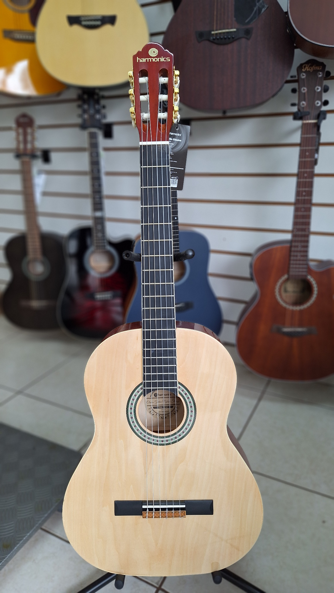 Violão clássico em destaque na loja Edsom Instrumentos Musicais