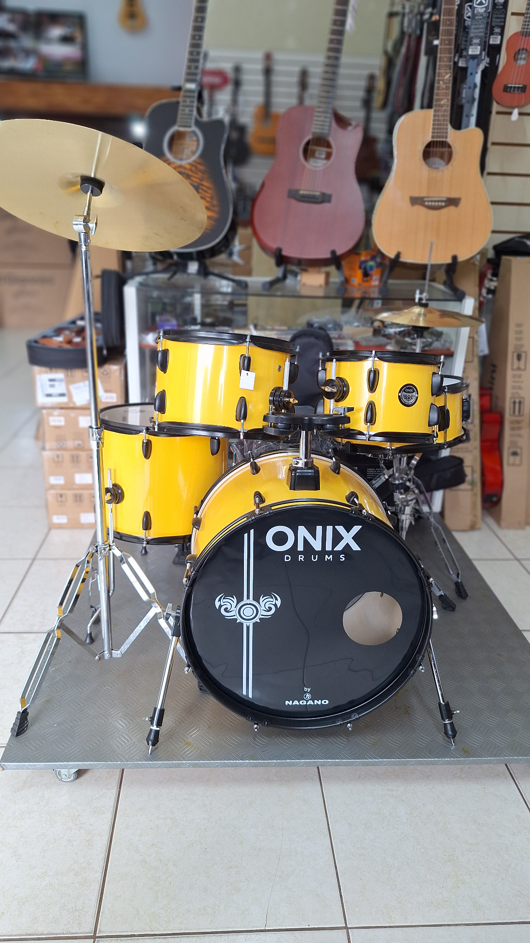 Bateria amarela montada na loja Edsom Instrumentos Musicais